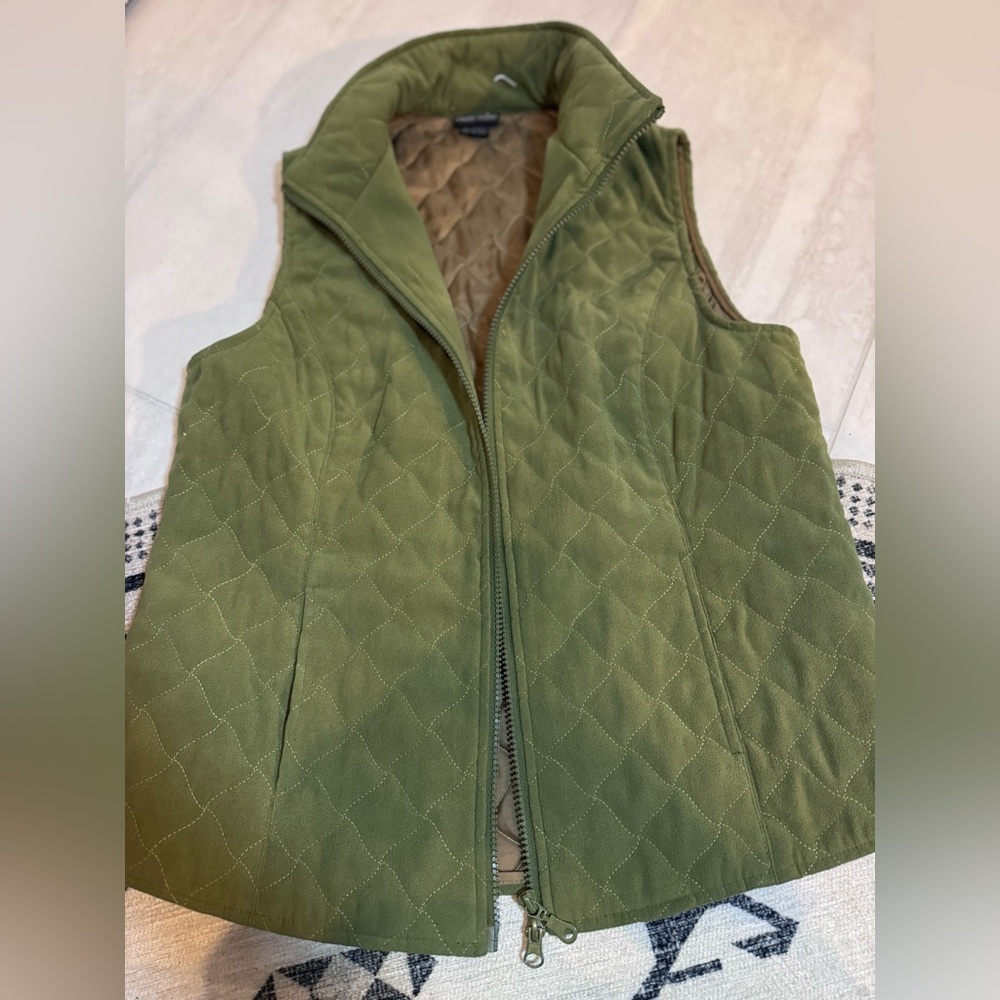 Nomadic Traders Olive Quilted full zip Vest, women’s M